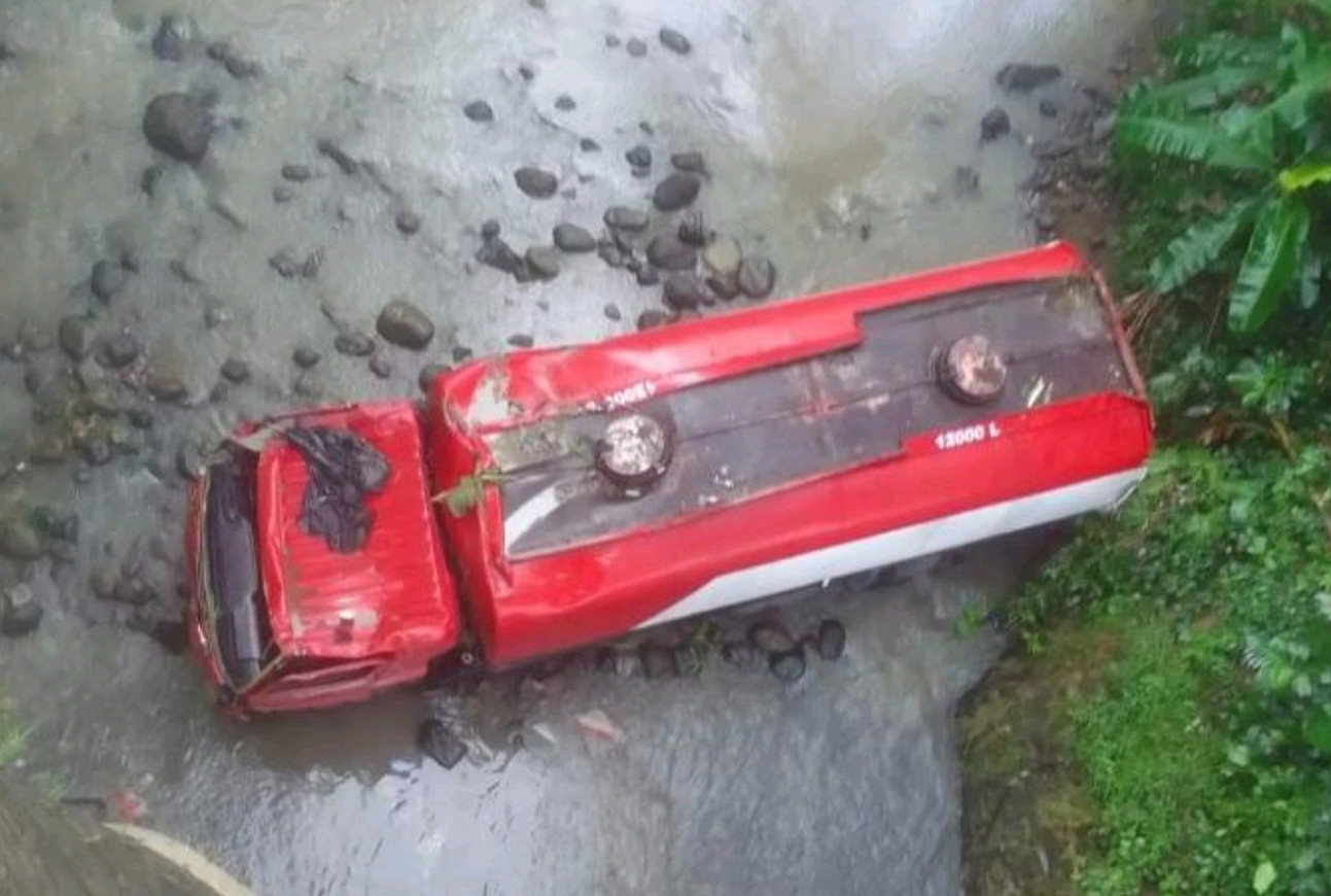 Kecelakaan Tunggal, Truk Tangki Pertamina Jatuh ke Sungai Glagah Tonjong Brebes